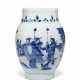 A SMALL CHINESE PORCELAIN BLUE AND WHITE OVOID VASE - Foto 1