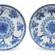 A PAIR OF LARGE CHINESE PORCELAIN BLUE AND WHITE DISHES - фото 1
