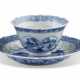 A CHINESE EXPORT PORCELAIN BLUE AND WHITE LOTUS-MOLDED `ACUPUNCTURE` TEABOWL AND SAUCER - Foto 1