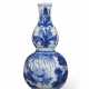 A SMALL CHINESE PORCELAIN BLUE AND WHITE DOUBLE-GOURD VASE - Foto 1