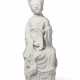 A CHINESE DEHUA FIGURE OF A SEATED LADY - Foto 1