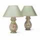 A PAIR OF CHINESE EXPORT MANDARIN PATTERN FAMILLE ROSE SHAPED VASES LATER MOUNTED AS LAMPS - Foto 1