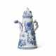A CHINESE EXPORT PORCELAIN BLUE AND WHITE COFFEE-POT AND COVER - Foto 1