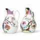 A PAIR OF CHINESE EXPORT PORCELAIN FAMILLE ROSE LARGE JUGS - Foto 1