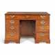 A CHINESE EXPORT PAKTONG AND BRASS-MOUNTED PADOUK AND ROSEWOOD KNEEHOLE DESK - фото 1