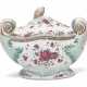 A CHINESE EXPORT PORCELAIN FAMILLE ROSE ROCOCO SOUP TUREEN AND COVER - Foto 1
