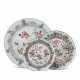THREE CHINESE EXPORT PORCELAIN 'MANDARIN DUCKS AND DAOIST IMMORTALS' DISHES - фото 1