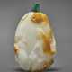 A SUPERB CARVED WHITE AND RUSSET JADE SNUFF BOTTLE - Foto 1