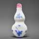 A BLUE-OVERLAY OPAQUE WHITE GLASS DOUBLE-GOURD-FORM SNUFF BOTTLE - Foto 1