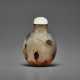 A WELL-CARVED CAMEO AGATE SNUFF BOTTLE - Foto 1