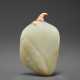 A RARE CARVED WHITE AND RUSSET JADE PEBBLE SNUFF BOTTLE - Foto 1