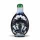 A BLACK AND WHITE-OVERLAY BLUE AND WHITE GLASS SNUFF BOTTLE - Foto 1