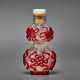 A RED-OVERLAY CLEAR GLASS DOUBLE GOURD-FORM SNUFF BOTTLE - Foto 1