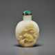 A CARVED PALE RUSSET AND WHITE JADE SNUFF BOTTLE - фото 1