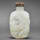 A CARVED WHITE JADE SNUFF BOTTLE - Foto 1