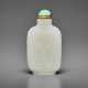 A CARVED WHITE JADE SNUFF BOTTLE - Foto 1