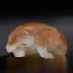 A SMALL PALE GREYISH-WHITE AND BEIGISH-BROWN JADE CARVING OF A SQUIRREL - Foto 1