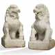 A PAIR OF WHITE MARBLE LIONS - Foto 1