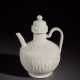 A SUPERB AND VERY RARE CARVED WHITE WARE EWER AND COVER - Foto 1