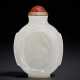 A CARVED WHITE JADE SNUFF BOTTLE - Foto 1
