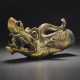 A MAGNIFICENT AND VERY RARE LARGE GILT-BRONZE ‘DRAGON HEAD’ CHARIOT TERMINAL - Foto 1