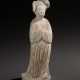 A LARGE PAINTED POTTERY FIGURE OF A COURT LADY - Foto 1