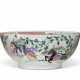 A LARGE FINELY DECORATED FAMILLE ROSE PUNCH BOWL - фото 1