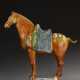 A VERY WELL-MODELED BLUE AND SANCAI-GLAZED POTTERY FIGURE OF A CAPARISONED HORSE - Foto 1