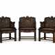 A SET OF THREE POLYCHROME, GILT-DECORATED AND CARVED HONGMU ARMCHAIRS - Foto 1