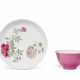 A FAMILLE ROSE RUBY-BACK TEABOWL AND SAUCER - Foto 1