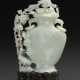 A PALE GREENISH-WHITE JADE FLATTENED BALUSTER VASE AND COVER - Foto 1