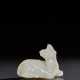 A SMALL PALE GREENISH-WHITE JADE FIGURE OF A HORNED BEAST - Foto 1