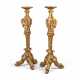 A PAIR OF FRENCH GILTWOOD TORCHERES - Foto 1