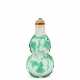 A GREEN-OVERLAY 'SNOWSTORM' GLASS DOUBLE-GOURD-SHAPED SNUFF BOTTLE - фото 1