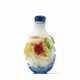 A MULTI-COLOR-OVERLAY OPAQUE WHITE GLASS SNUFF BOTTLE - Foto 1