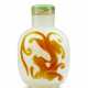 A CARAMEL-BROWN-OVERLAY WHITE GLASS SNUFF BOTTLE - Foto 1