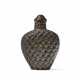 A BRONZE 'BASKETWEAVE' SNUFF BOTTLE - Foto 1