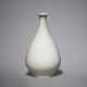 A WHITE PORCELAIN BOTTLE VASE - Foto 1