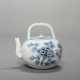 A BLUE AND WHITE PORCELAIN EWER AND COVER - Foto 1