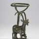 A WESTERN ASIATIC COPPER ALLOY ZOOMORPHIC VESSEL STAND - Foto 1