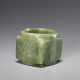 A BEAUTIFUL, THOROUGHLY POLISHED PLAIN CONG OF SQUARE SHAPE CARVED FROM EMERALD GREEN JADE - Foto 1