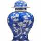 A BLUE AND WHITE BALUSTER JAR AND A COVER - фото 1
