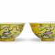 A PAIR OF DAYAZHAI GRISAILLE-DECORATED YELLOW-GROUND BOWLS - Foto 1