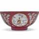 A FAMILLE ROSE RUBY-GROUND SGRAFFITO 'MEDALLION' BOWL - Foto 1
