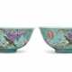 A PAIR OF FAMILLE ROSE TURQUOISE-GROUND BOWLS - Foto 1