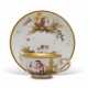 A MINIATURE SEVRES PORCELAIN GOLD-GROUND CUP AND SAUCER (TASSE A FLEUR D'ORANGER) - Foto 1