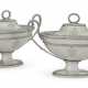 A PAIR OF GEORGE III SILVER TWO-HANDLED SAUCE TUREENS AND COVERS - Foto 1
