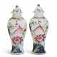 A PAIR OF CHINESE EXPORT PORCELAIN 'TOBACCO LEAF' BALUSTER VASES AND COVERS - фото 1