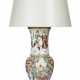 A CHINESE EXPORT PORCELAIN FAMILLE ROSE YENYEN VASE, NOW MOUNTED AS A LAMP - Foto 1