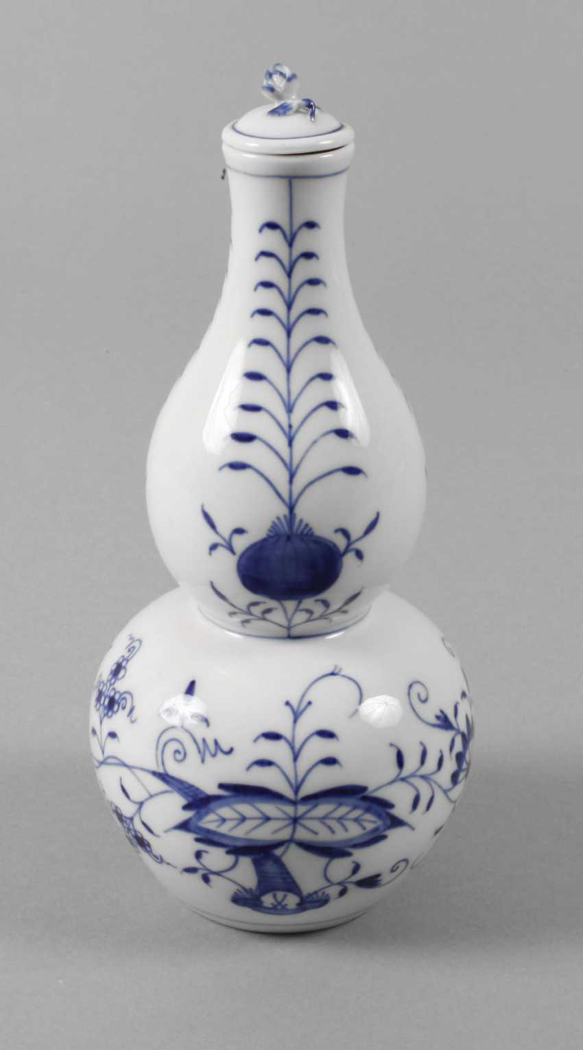 Meissen Double Gourd Vase ” ion Pattern” Auction catalog 850x550 width 50